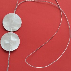 Ροζέτες από χαρτί με μαρμαρογραφία και υγρό γυαλί.  Χρώμα λευκό με ασημί λεπτομέρειες.