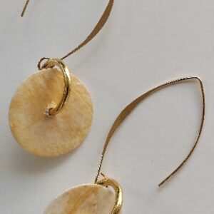 Χαρτί με μαρμαρογραφία και υγρό γυαλί. Ροζέτες με λευκό χαρτί, χρυσές λεπτομέρειες και υγρό γυαλί και βάσεις ατσάλινες σε χρυσό χρώμα.