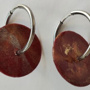 Ροζέτες από χαρτί με μαρμαρογραφία σε σκουλαρίκια. Κόκκινο με χρυσές λεπτομέρειες και ασημένια ατσάλινη βάση.