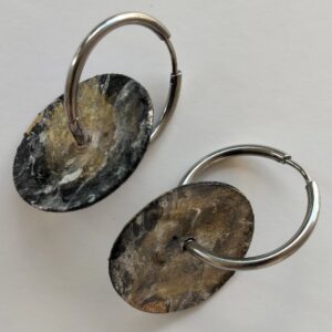 Ροζέτες από χαρτί με μαρμαρογραφία σε σκουλαρίκια. Μαύρο με χρυσές λεπτομέρειες και ασημένια ατσάλινη βάση.