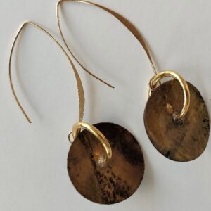 Χαρτί με μαρμαρογραφία και υγρό γυαλί. Ροζέτες με καφέ χαρτί, χρυσές λεπτομέρειες και υγρό γυαλί και βάσεις ατσάλινες σε χρυσό χρώμα.