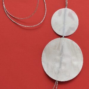 Ροζέτες από χαρτί με μαρμαρογραφία και υγρό γυαλί. Λευκό χρώμα με ασημί λεπτομέρειες.