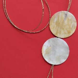 Ροζέτες από χαρτί με μαρμαρογραφία και υγρό γυαλί. Χρώμα λευκό με χρυσές λεπτομέρειες.