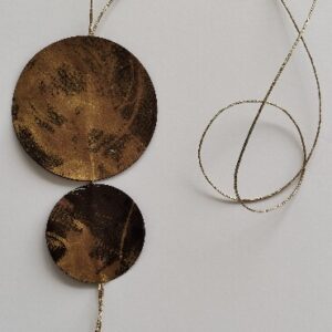 Ροζέτες από χαρτί με μαρμαρογραφία και υγρό γυαλί. Καφέ με χρυσές λεπτομέρειες.