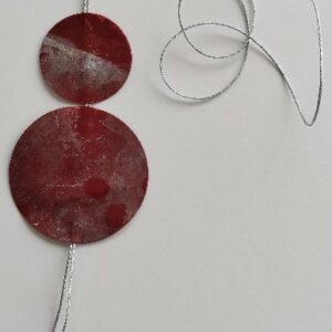 Ροζέτες από χαρτί με μαρμαρογραφία και υγρό γυαλί. Κόκκινο με χρυσές λεπτομέρειες.