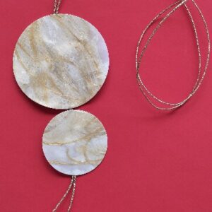 Ροζέτες από χαρτί με μαρμαρογραφία και υγρό γυαλί. Λευκό με χρυσές λεπτομέρειες.