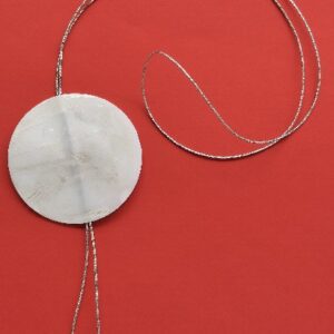 Ροζέτα από χαρτί με μαρμαρογραφία και υγρό γυαλί. Λευκό με ασημί λεπτομέρειες.