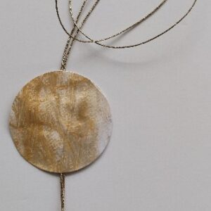 Ροζέτα από χαρτί με μαρμαρογραφία και υγρό γυαλί. Λευκό με χρυσές λεπτομέρειες.