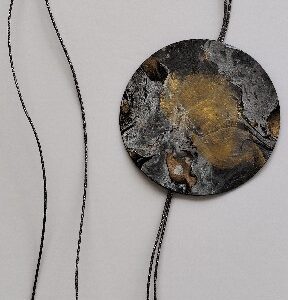 Ροζέτα από χαρτί με μαρμαρογραφία και υγρό γυαλί. Μαύρο με χρυσές λεπτομέρειες.