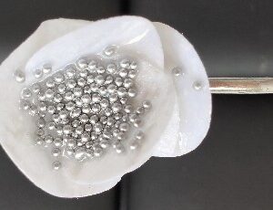 Λευκές μικρές ροζέτες από χαρτί με μαρμαρογραφία, κόκκους από ασήμι και υγρό γυαλί, ατσάλινη βάση σε ασημί χρώμα.