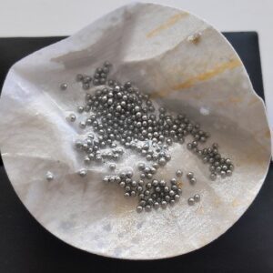 Δαχτυλίδι με χαρτί και μαρμαρογραφία. Λευκό με ασημί λεπτομέρειες, κόκκους ασημί και ατσάλινη ασημένια βάση.