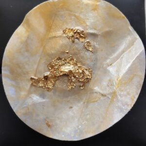 Δαχτυλίδι με χαρτί και μαρμαρογραφία. Λευκό με χρυσές λεπτομέρειες, φύλλα χρυσού  και ατσάλινη χρυσή βάση.