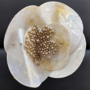 Δαχτυλίδι με χαρτί και μαρμαρογραφία Λευκό με κόκκους χρυσούς και ατσάλινη ασημένια βάση.