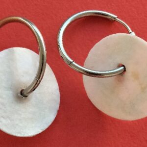 Ροζέτες από χαρτί με μαρμαρογραφία σε σκουλαρίκια. Λευκό με ασημί λεπτομέρειες και ασημένια ατσάλινη βάση.