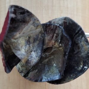 Μαύρες μικρές ροζέτες από χαρτί με μαρμαρογραφία και υγρό γυαλί, ατσάλινη βάση σε ασημί χρώμα.