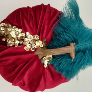 Κολοκύθα μεγάλη σε κόκκινο βελούδο με φτερά