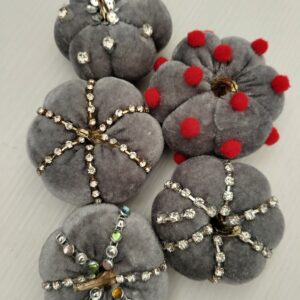 Κολοκύθες μικρές σε βελούδο γκρι