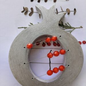 Ρόδι ξύλινο μεγάλο επιτραπέζιο με ασημί με κόκκινες χάντρες