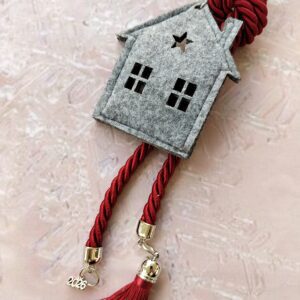 Γούρι με σπίτι κρεμαστό σε γκρι τσόχα