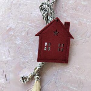 Γούρι με σπίτι κρεμαστό σε μπορντό τσόχα