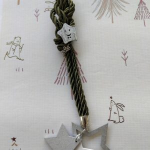 Ξύλινα αστέρια σε ασημί με πράσινο κορδόνι στα